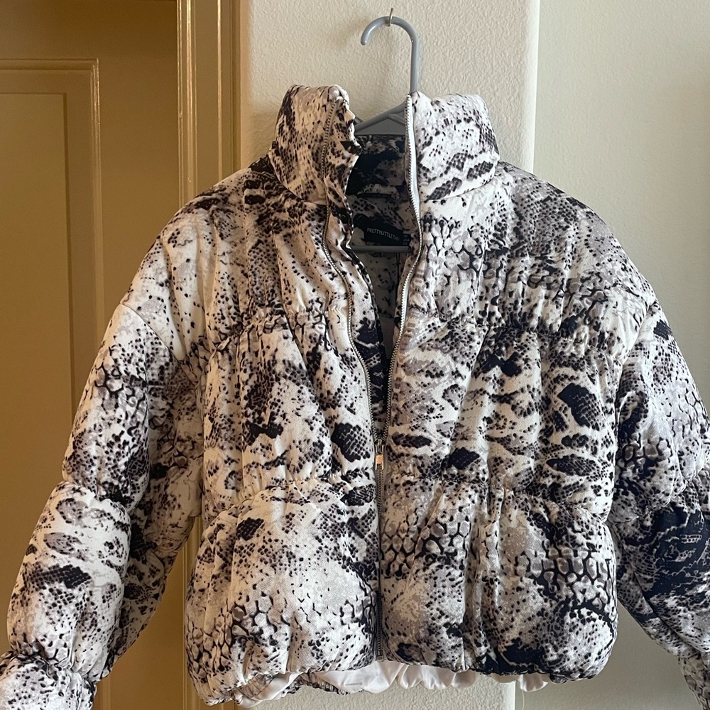 Pretty Little things puffer jacket! Women’s size 10 (UK) converted to size 6 US.